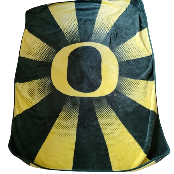 Oregon Duck Throw Blanket - Picture 1 of 4
